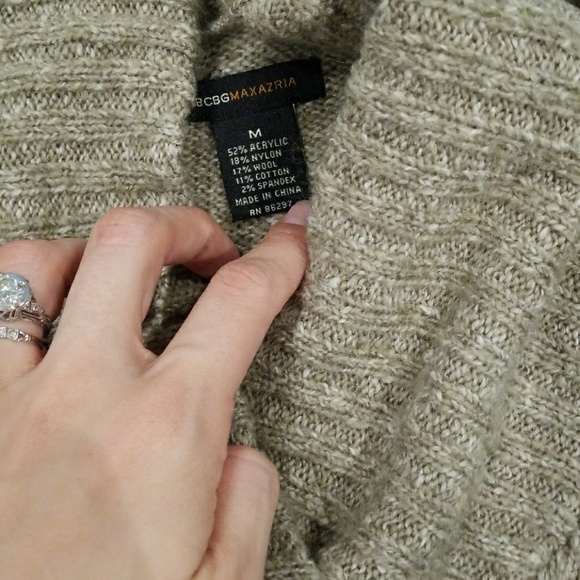 Bcbg max azria sweater size medium - Picture 2 of 5
